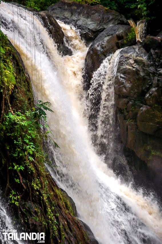 Salto de agua en cascada de Mae Hong son