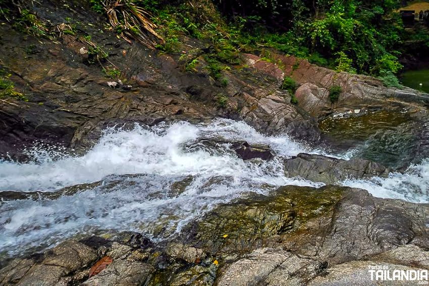 Salto de agua en la cascada de Lampi en Khao Lak