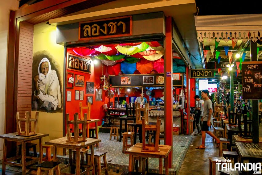 Tomando un té en mercado de Bangkok