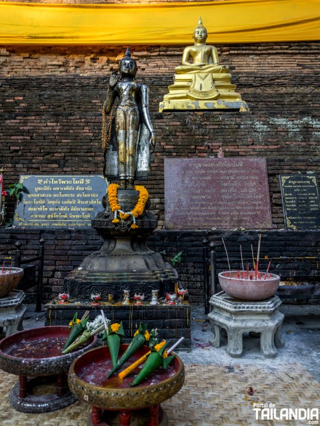 Accediendo a la pagoda del Wat Lok Moli