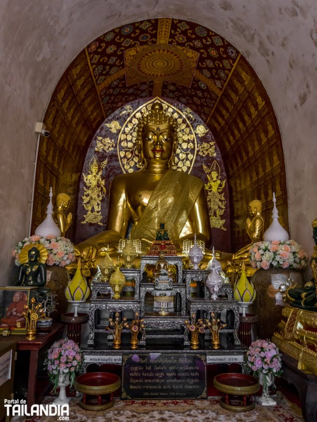 Buda en el interior del Wat Jed Yod