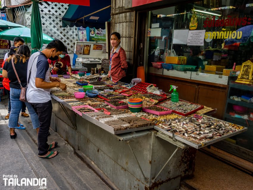 Comprando amuletos en el mercado de Bangkok