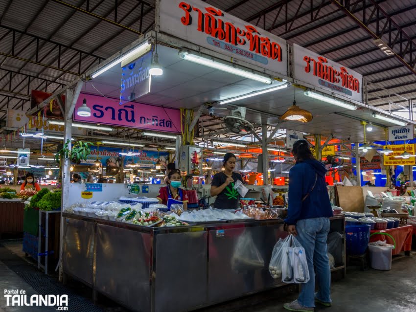 Comprando en el mercado central de Buriram