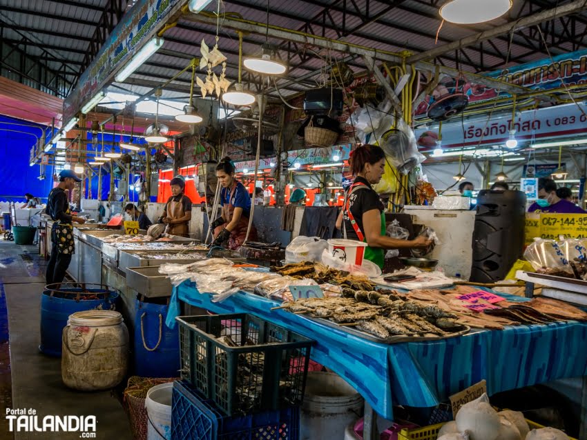 Comprando pescado en Buriram