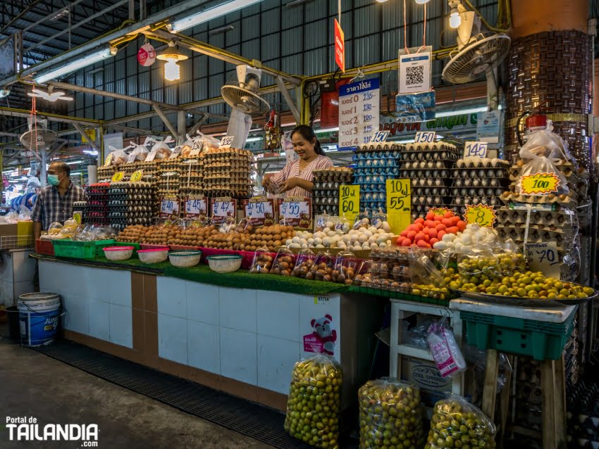 Huevos en el mercado central de Buriram