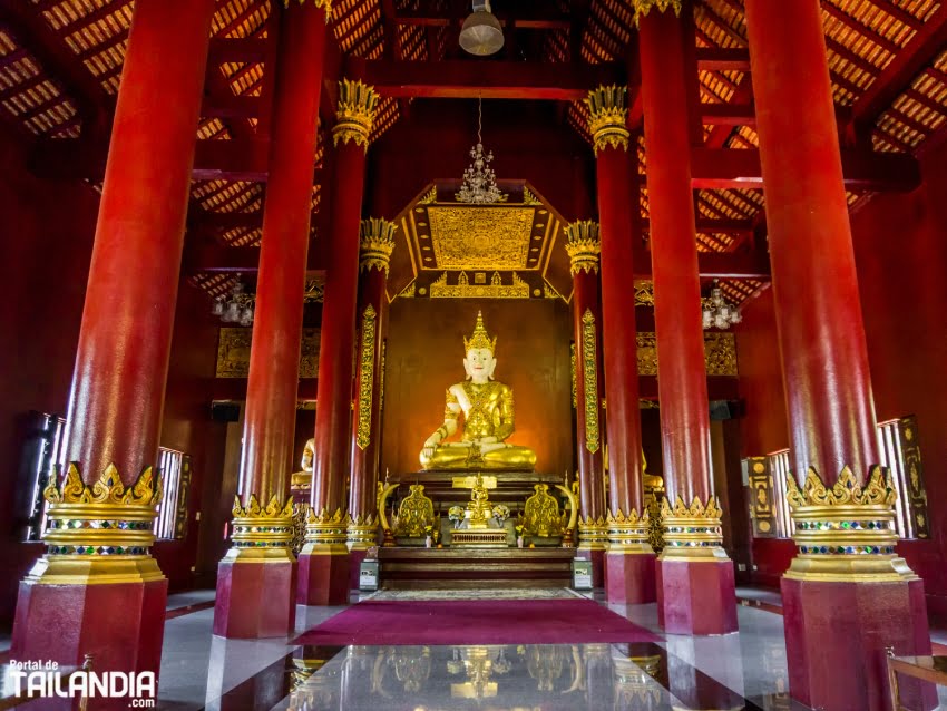 Interior Wat Rajamontean en Chiang Mai