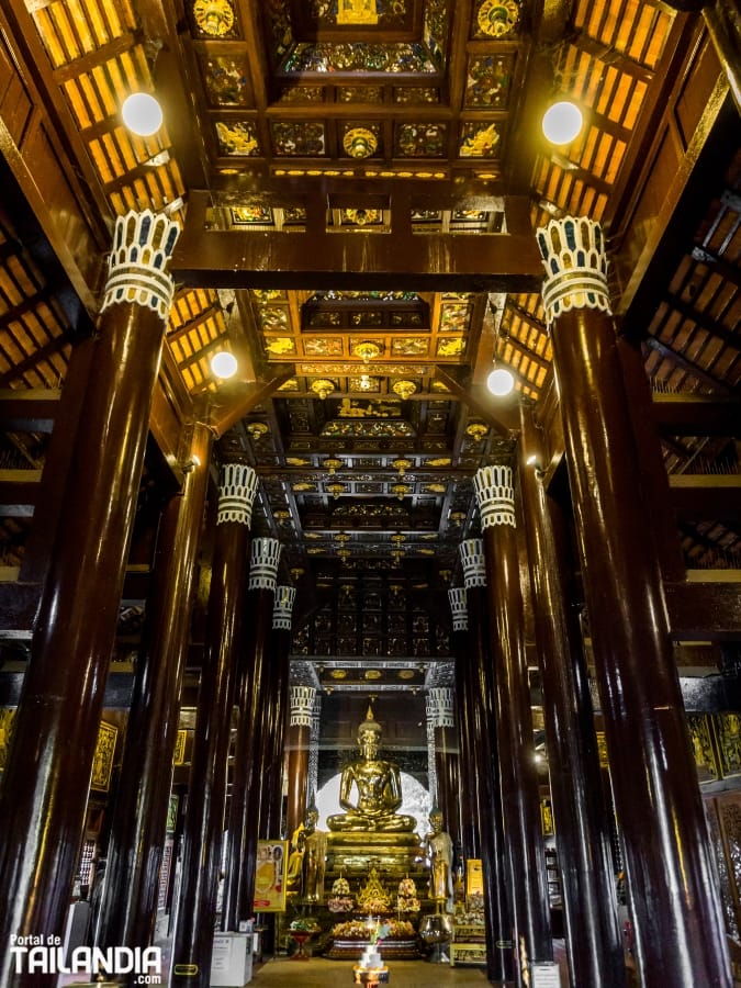 Interior de los templos de madera de teca en Chiang Mai