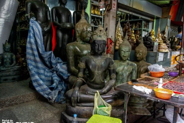 Mercado amuletos budistas en Bangkok