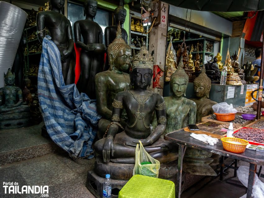 Mercado amuletos budistas en Bangkok