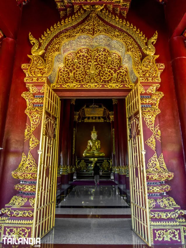 Puerta Wat Rajamontean en Chiang Mai