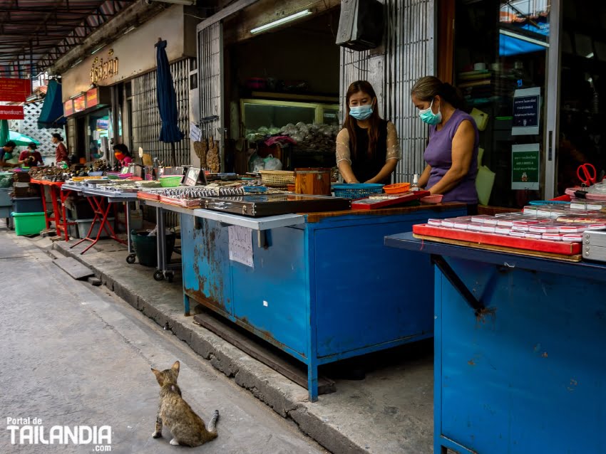 Recorriendo el Mercado amuletos budistas en Bangkok