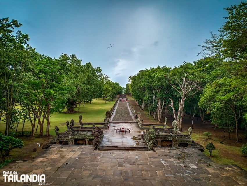 Recorriendo las ruinas de Buriram