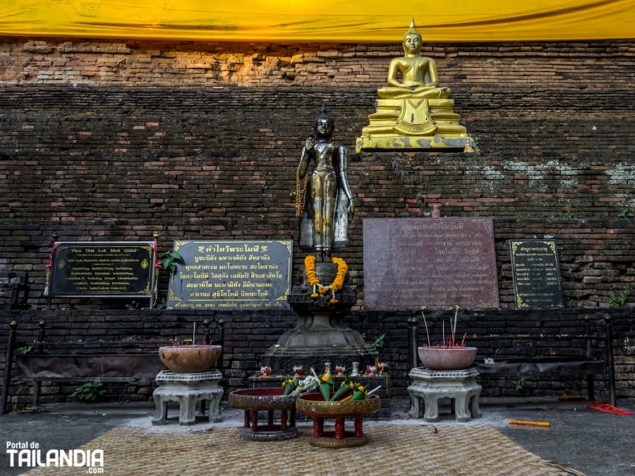 Rezando en el santuario Wat Lok Moli