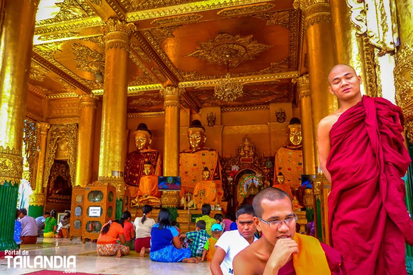 Rezando en la pagoda de Yangon