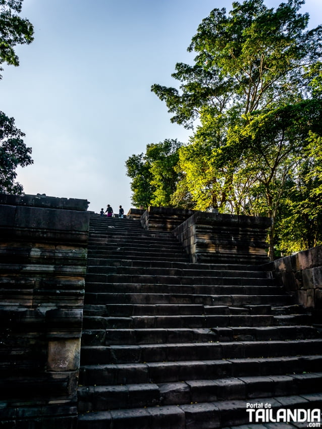 Subiendo a las ruinas Phanom Rung de Buriram