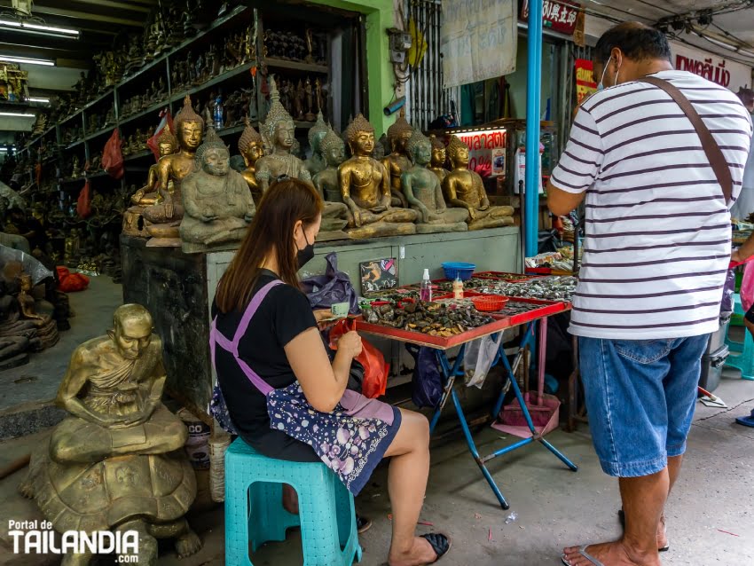 Vendiendo amuletos budistas en el mercado de Bangkok