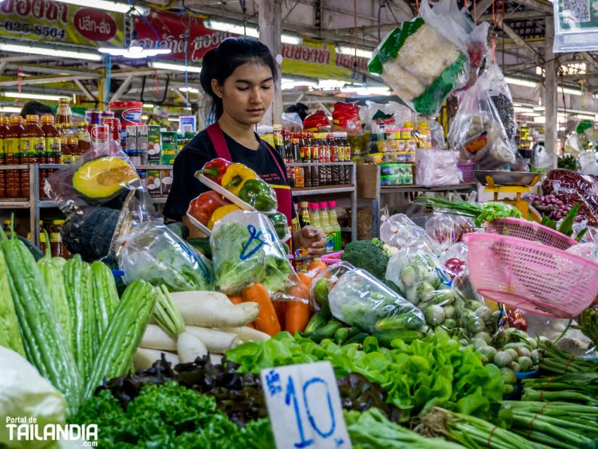 Verduras en el mercado central de Buriram