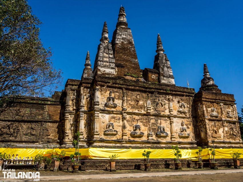 Visitando templo Wat Jed Yod en Chiang Mai