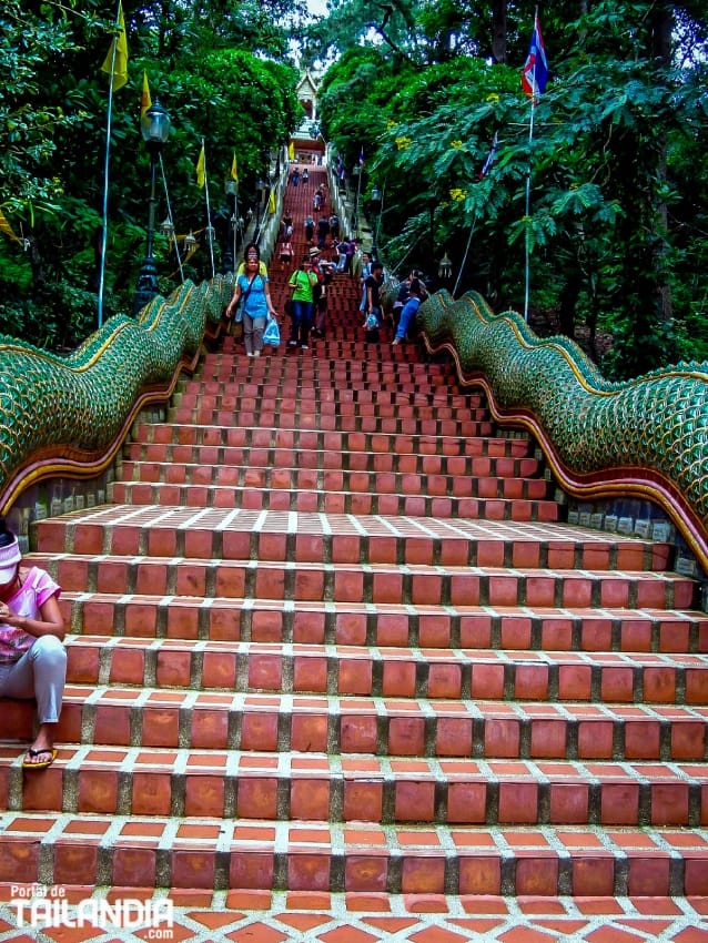 Escaleras al templo Wat Doi Suthep