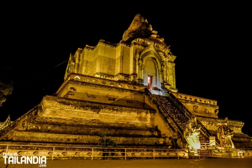 Wat Chedi Luang de noche en Chiang Mai