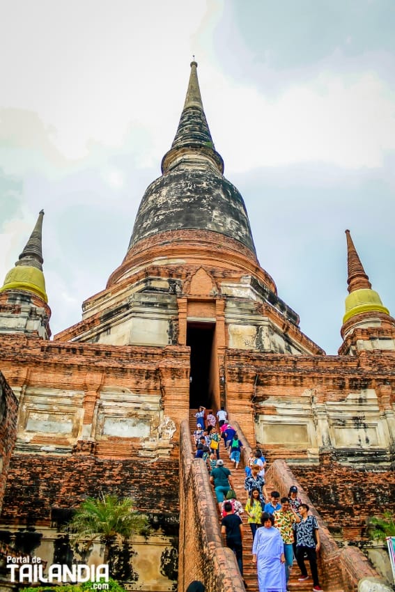 Escaleras templo Wat Yai Chai Mongkol de Ayutthaya