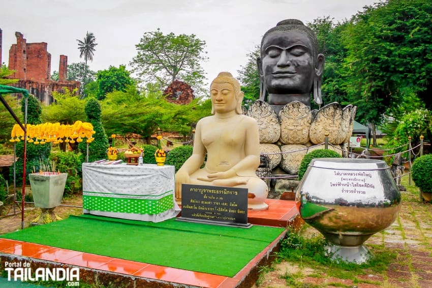 Figuras de Buda en templo de Ayutthaya