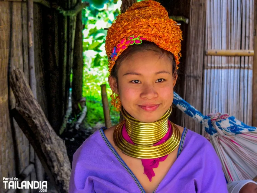 Mujeres jirafa del norte de Tailandia