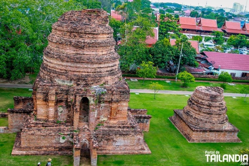 Recinto del Wat Yai Chai Mongkol de Ayutthaya