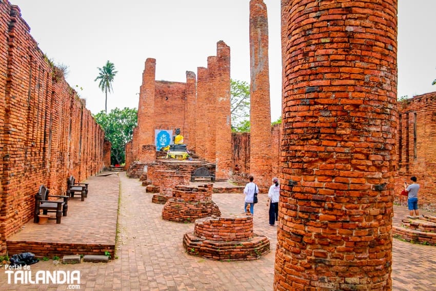 Recorriendo el templo Wat Thammikarat de Ayutthaya