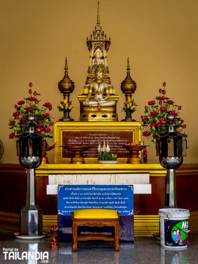 Figura budista en un templo de Bangkok