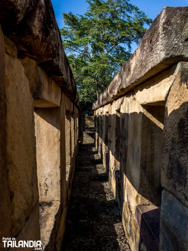 Pasadizos en las ruinas históricas de Buriram