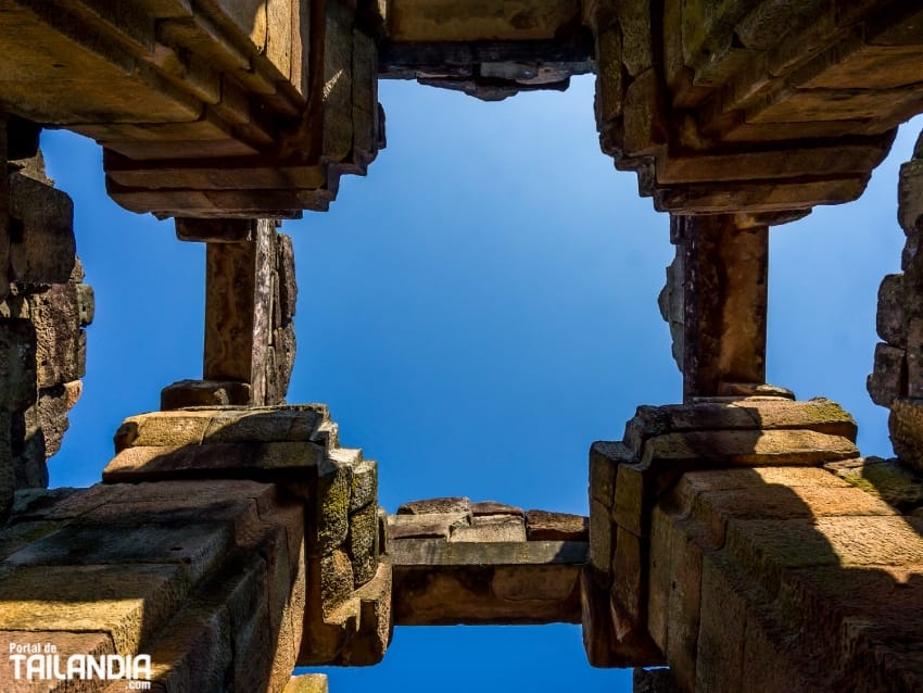 Paseando por las ruinas históricas de Buriram