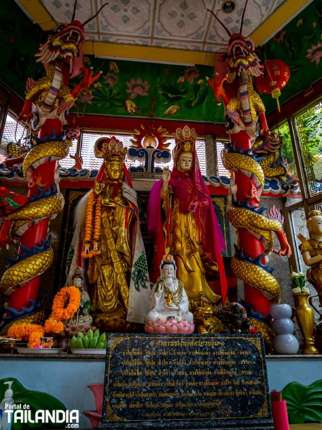 Rezando en Templo Wat Huay Kwang