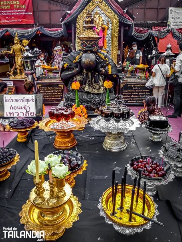 Rezando en el templo de Ganesha de Bangkok