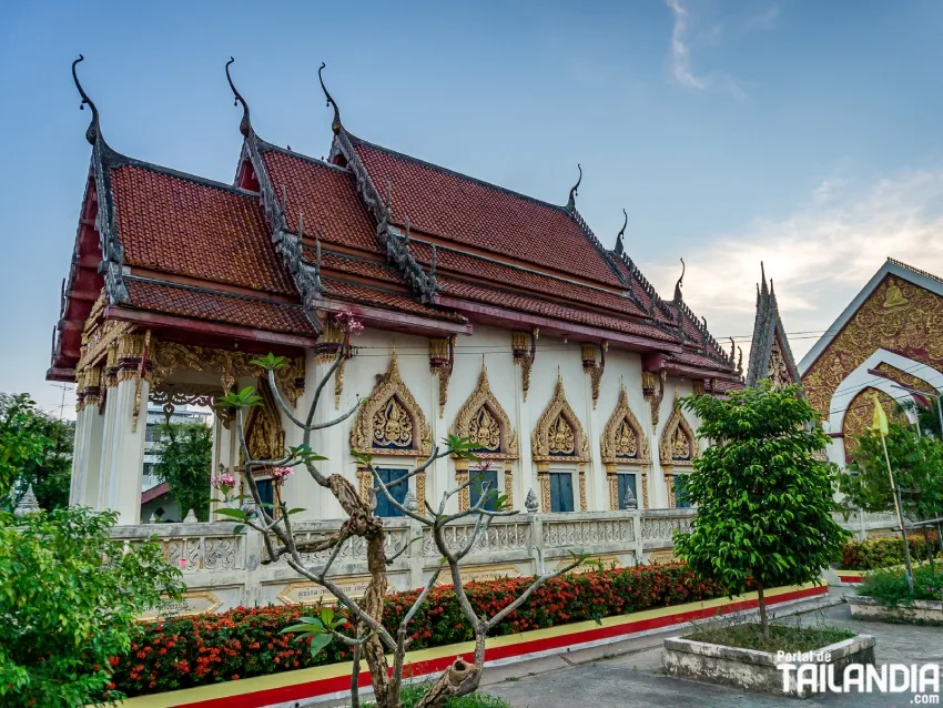 Contemplando el Wat Klang Prakhon Chai en Buriram