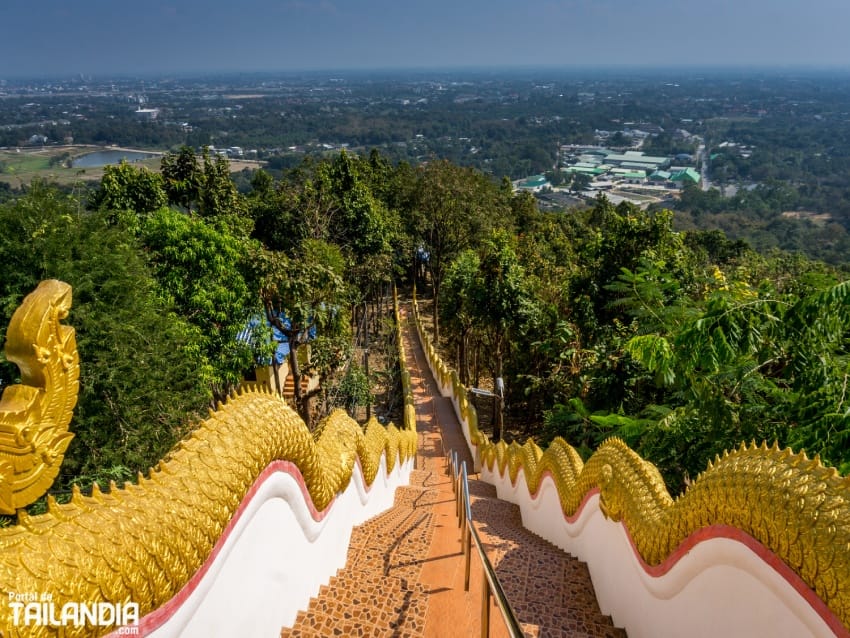 Escaleras para llegar al templo de Chiang Mai