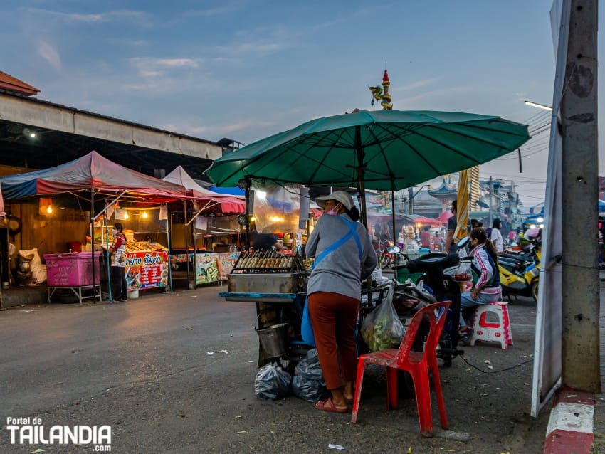 Mercado nocturno de Prakhon Chai