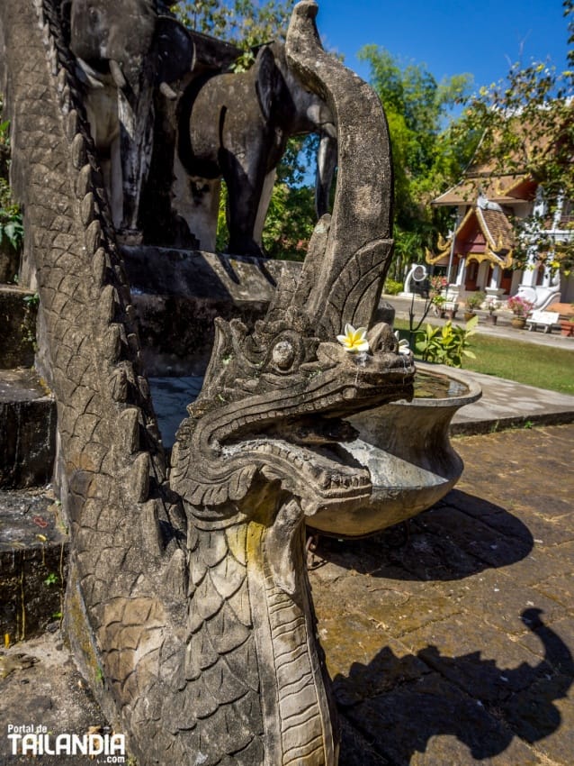 Nagan protectora de un templo de Tailandia