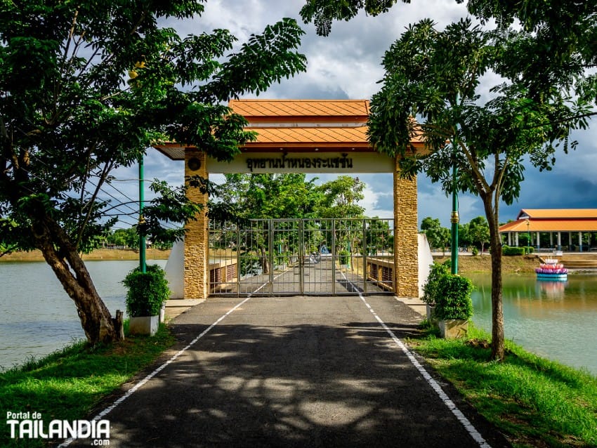 Recorriendo el lago Ra Sae San en Buriram