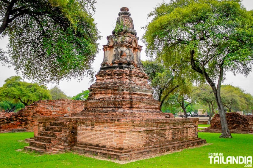 Recorriendo el templo Wat Phra Ram