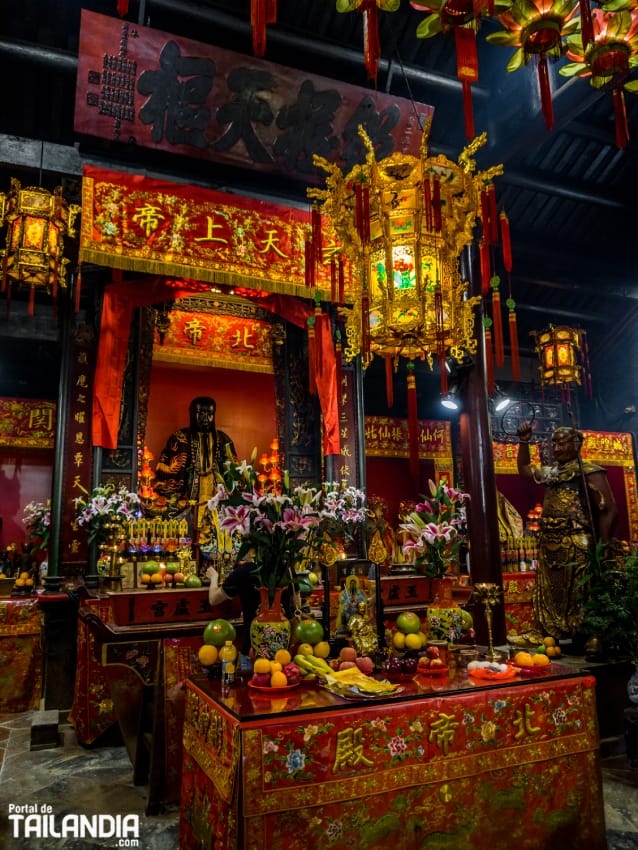 Rezando en el templo Wan Chai Pak Tai