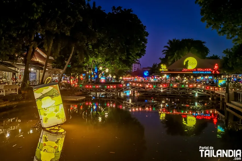 Cae la noche en Lat Phrao Bangkok