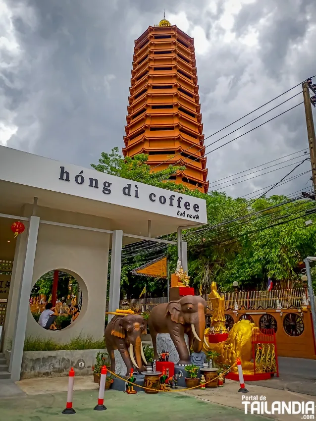 Cafeteria al lado de un santuario de Bangkok