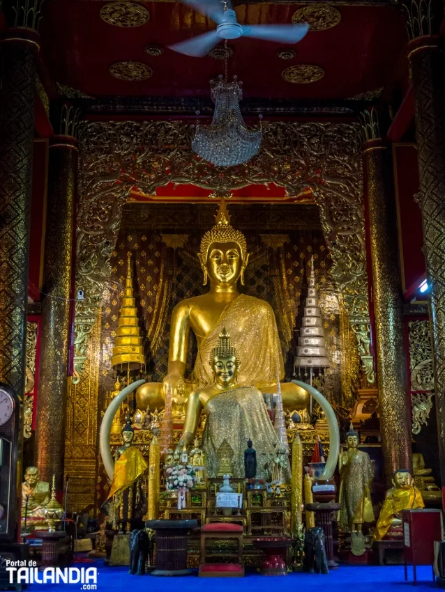 Interior Templo Wat Chai Mongkhon de Chiang Mai