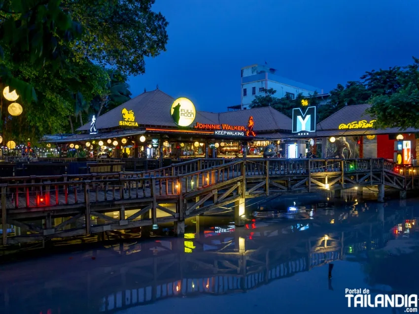 Lago azul en la zona de bares de Lat Phrao