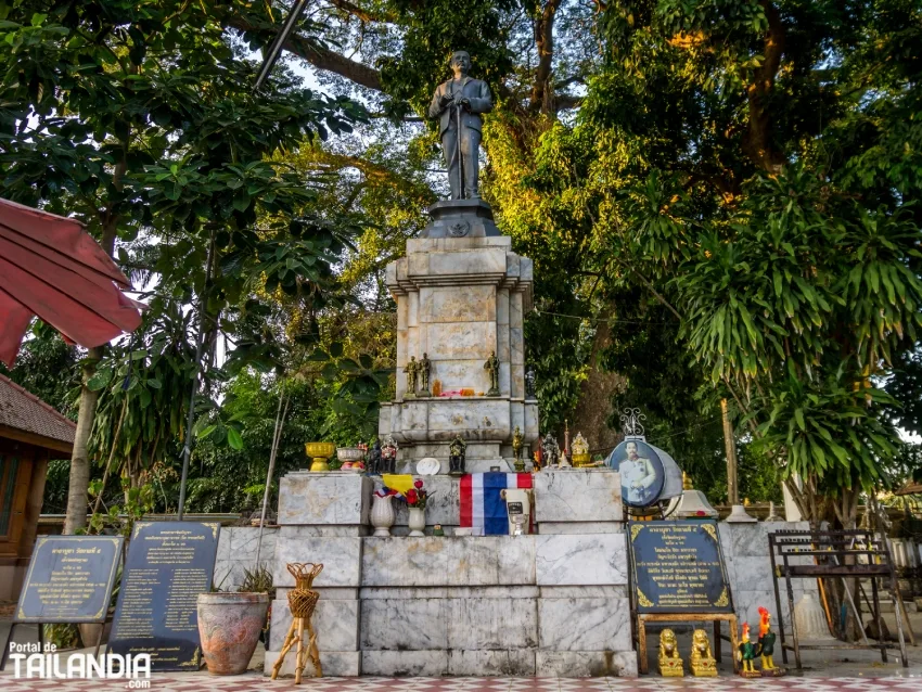 Rey de Tailandia en el templo de Chiang Mai