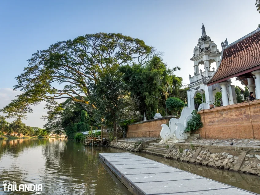 Río templo Wat Chai Mongkhon en Chiang Mai
