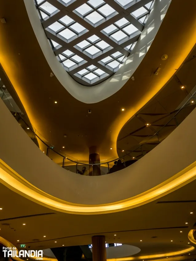 Techo del centro comercial de Chiang Mai Maya