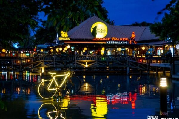 Tomando una cerveza en Lat Phrao Bangkok Tomando una cerveza en Lat Phrao Bangkok