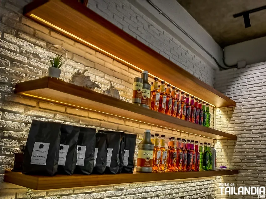 Venta de café en Hong Di coffee de Bangkok